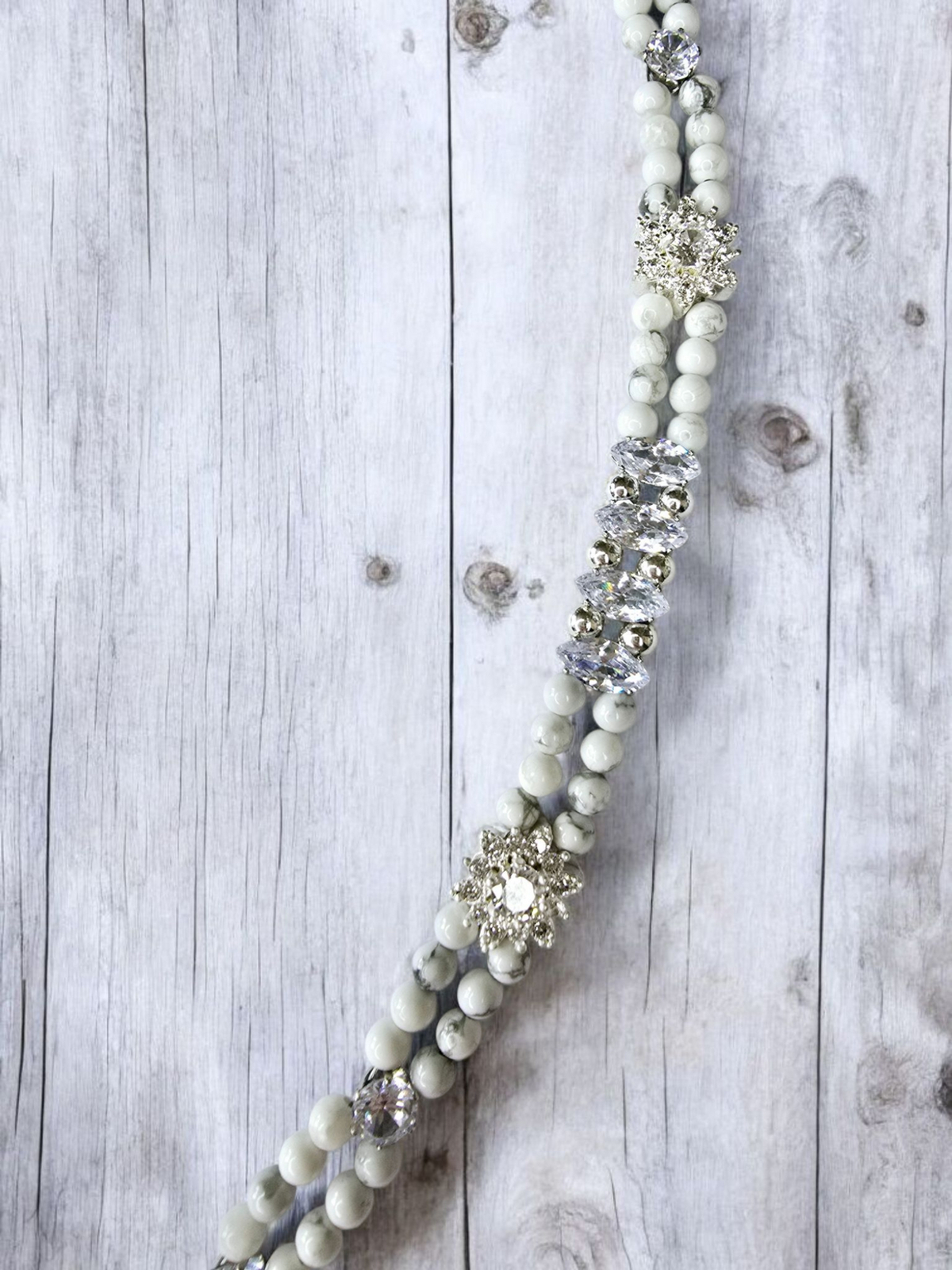 Stunning howlite bracelet with clear rhinestones