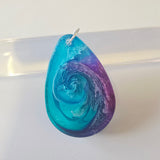 Stunning Petri affect pendant