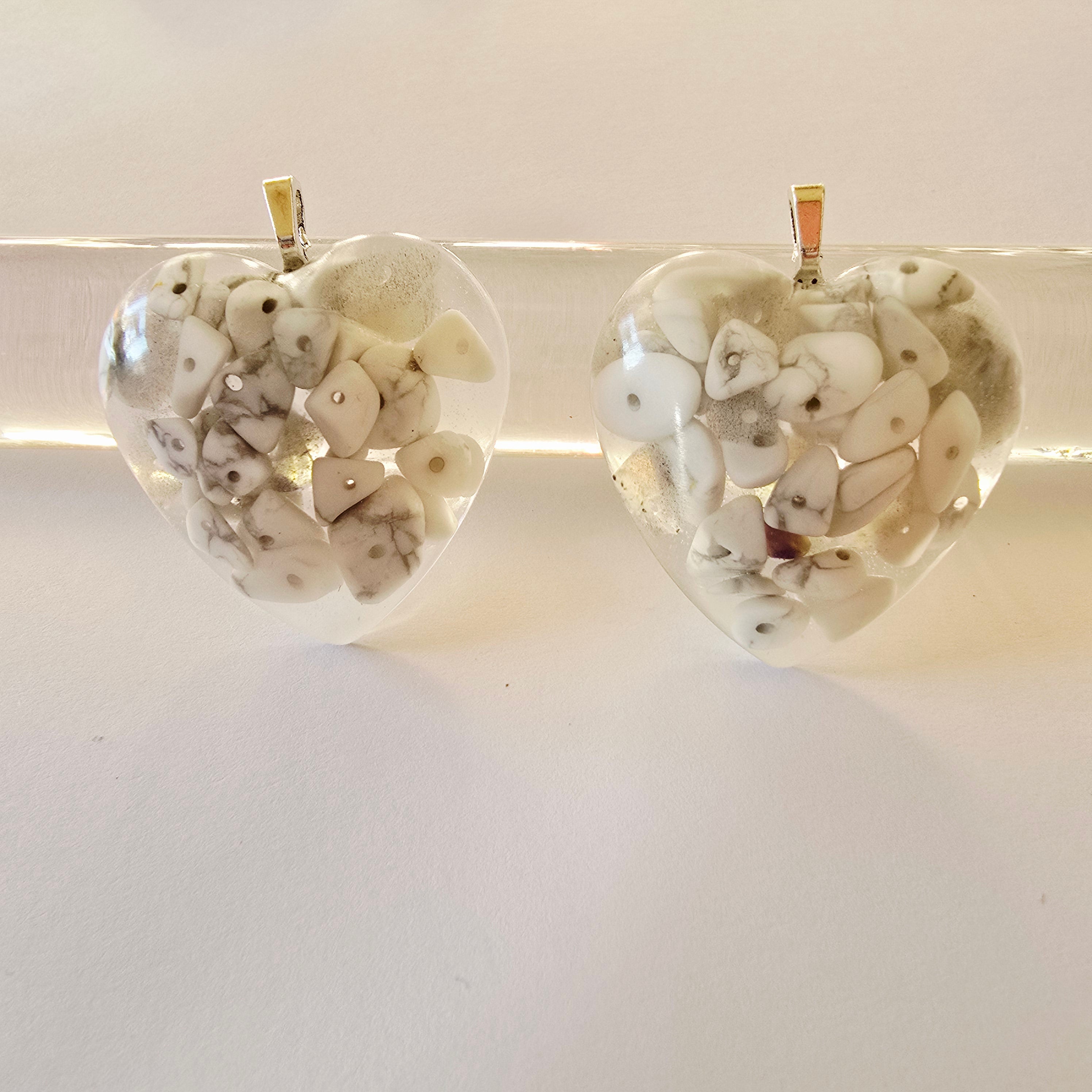 Resin heart shaped howlite chips pendant
