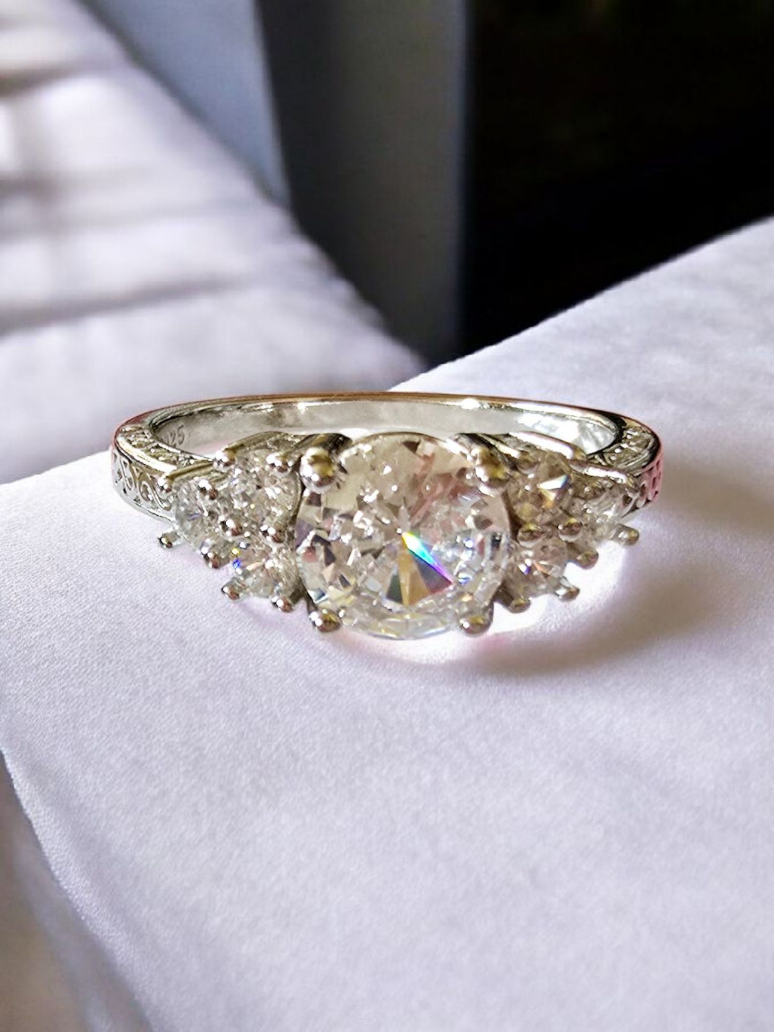 Stunning S925 silver ring with cubic zirconium crystals size 8