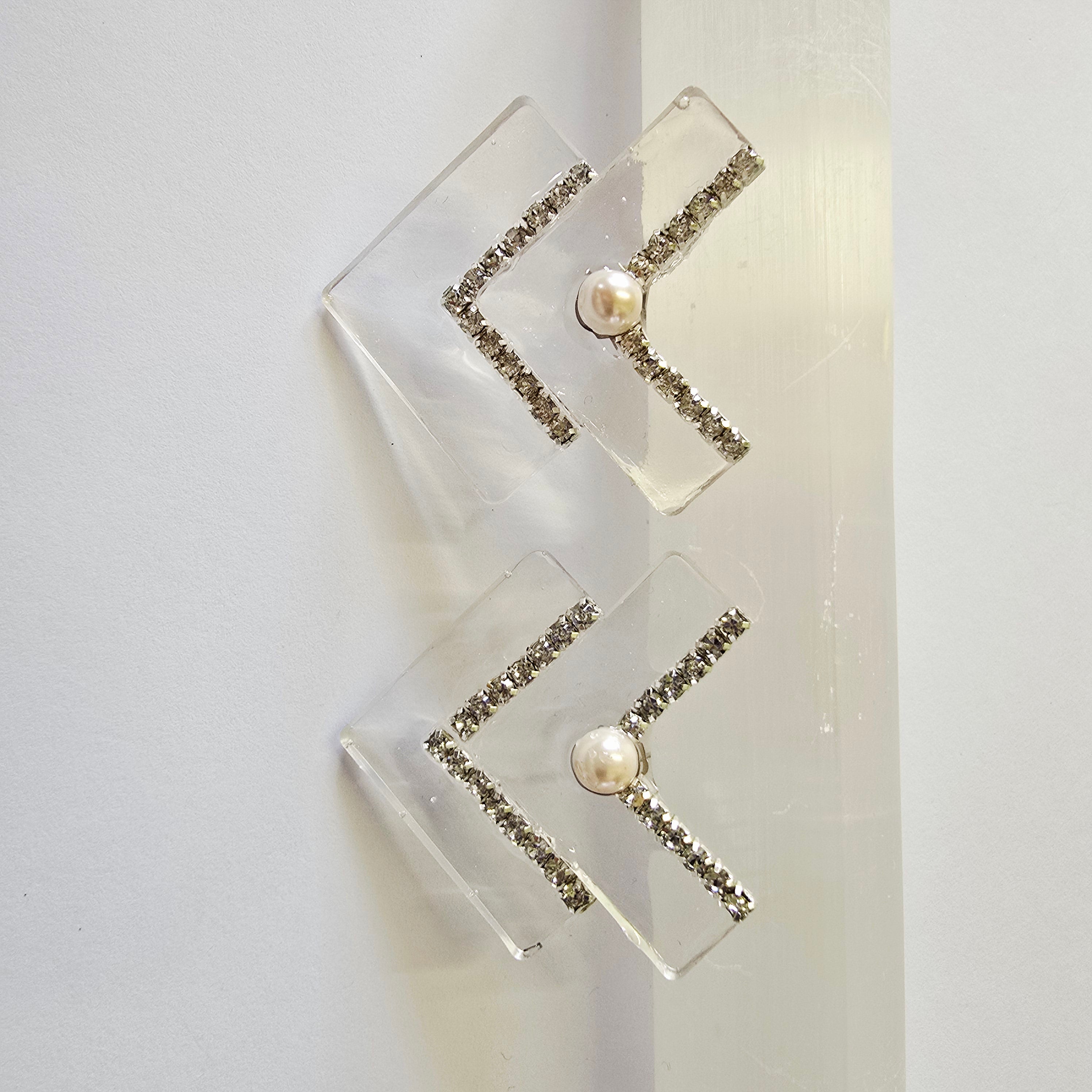 Clear resin and rhinestone earings