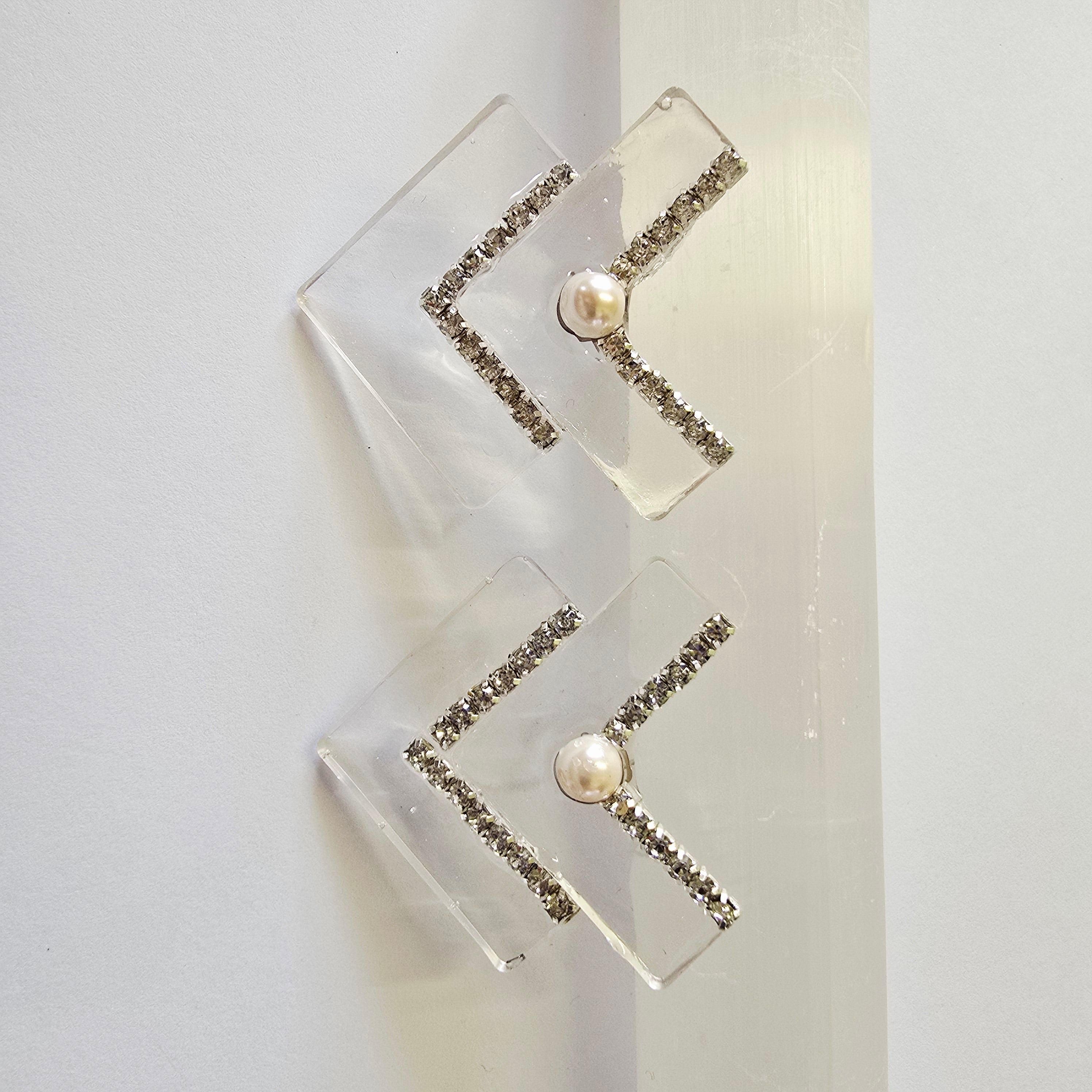 Clear resin and rhinestone earings