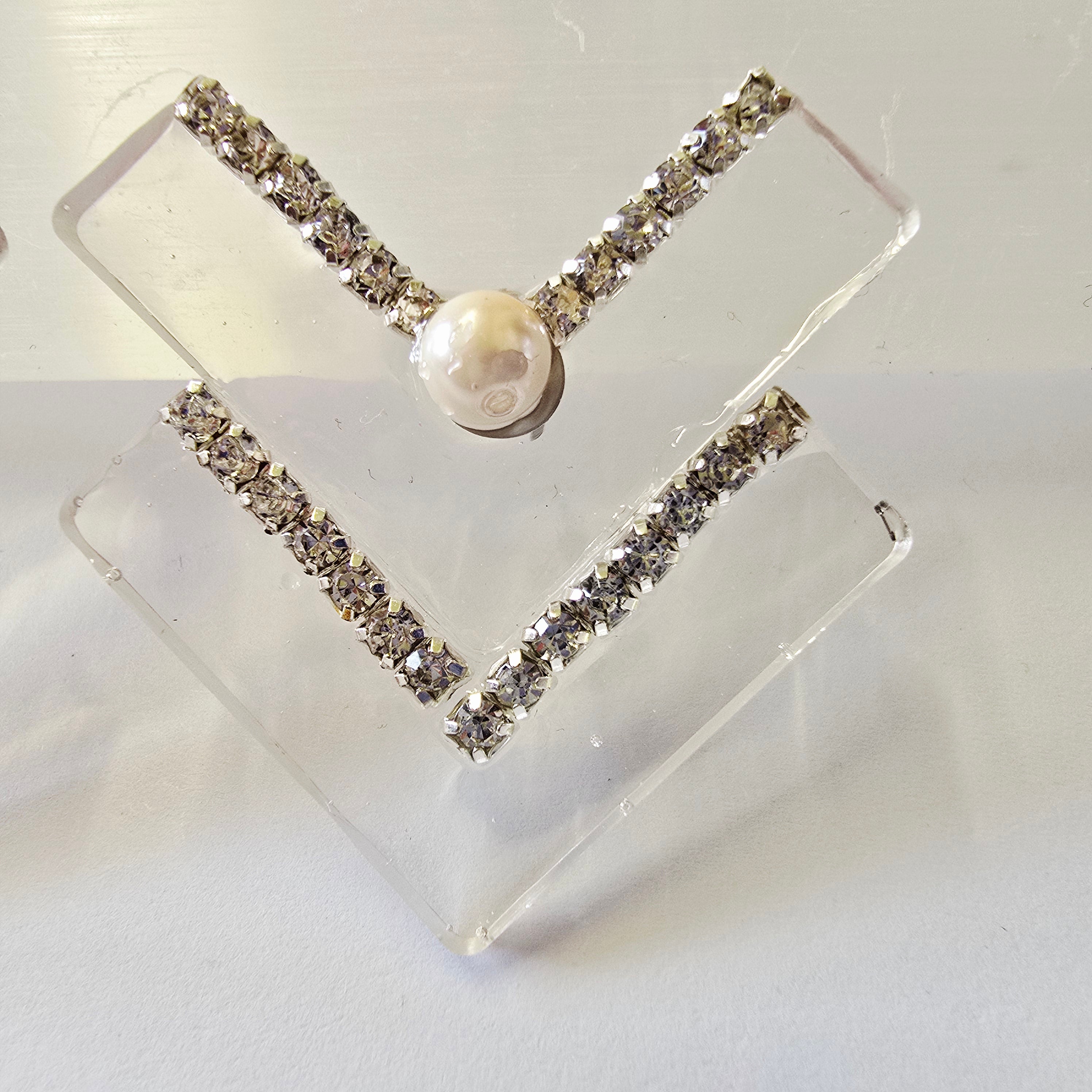Clear resin and rhinestone earings